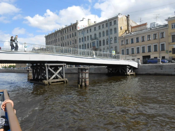 Мост над трубами