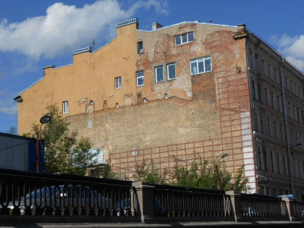 вот такие стеночки домов. Вид с реки