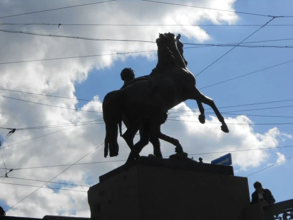 кони Аничкова моста