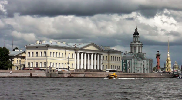 Кунсткамера и соседи