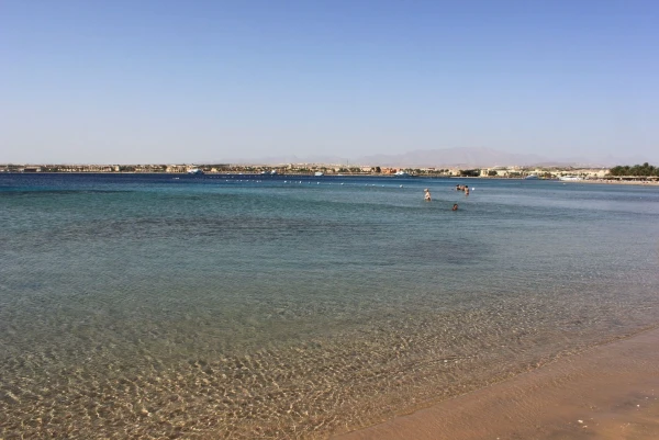 Море на пляже отеля