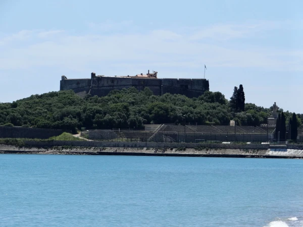 Антибы. В 1588 году здесь построили «город в городе» – Форт Карре  (Fort Carre),сохранившийся почти в первозданном виде. Форт считался неприступным. Захватить его удалось лишь раз – в 1592 году по приказу Генриха IV.