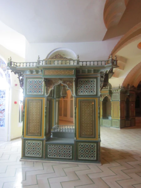 Украшения в холле - беседки в мавританском стиле