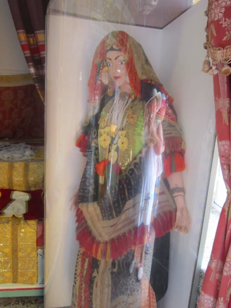 Тунисская девушка в национальной одежде
