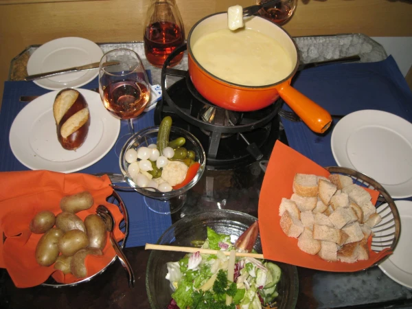 Фондю,салат и розовое вино