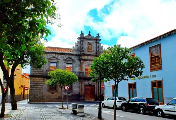 Город Ла Лагуна (San Cristobal de La Laguna) и Дворец Паласио де Нава 