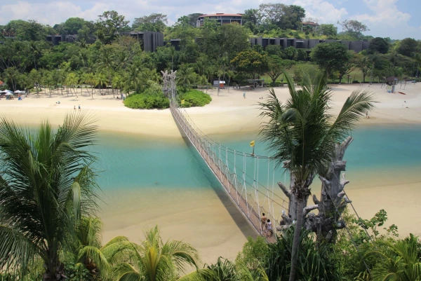 Сентоза. Подвесной мост пляжа Palawan.
