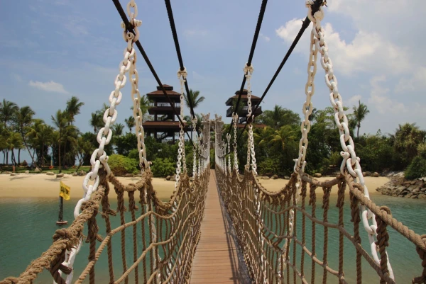Сентоза. Подвесной мост пляжа Palawan.