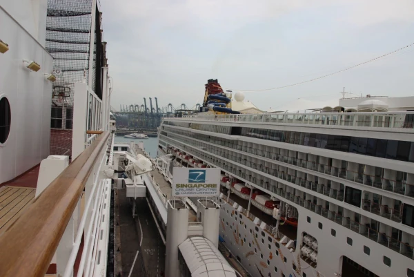 На стоянке в Singapore Cruise Centre.