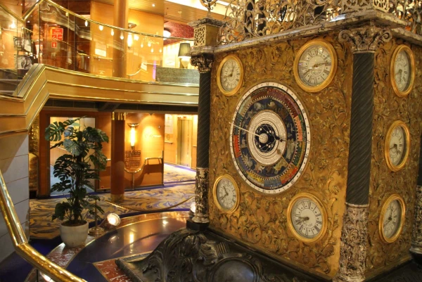 MS Rotterdam 5*. Главный атриум. Часы.