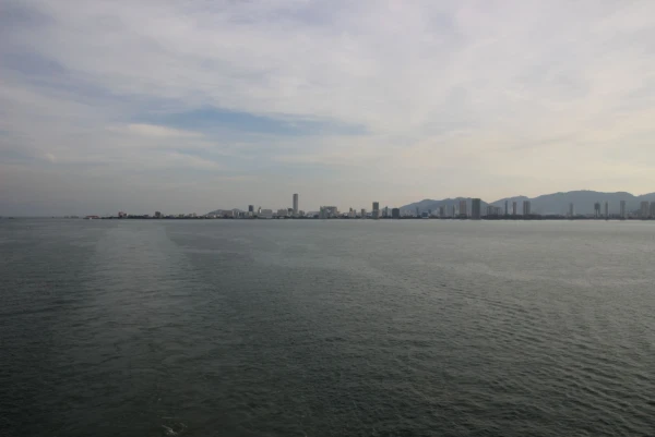 Остров Пинанг за кормой.