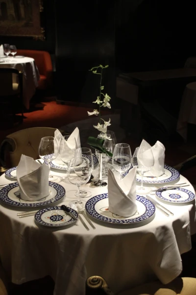 Сервировка платного ресторана а ля карт Pinnacle Grill.