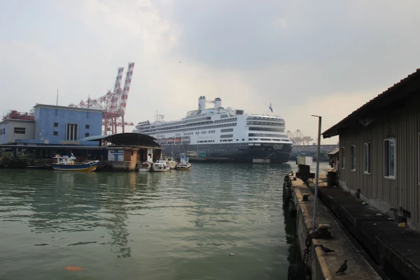 MS Rotterdam 5* на стоянке в Коломбо.