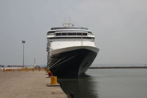 MS Rotterdam в порту Мармагао.