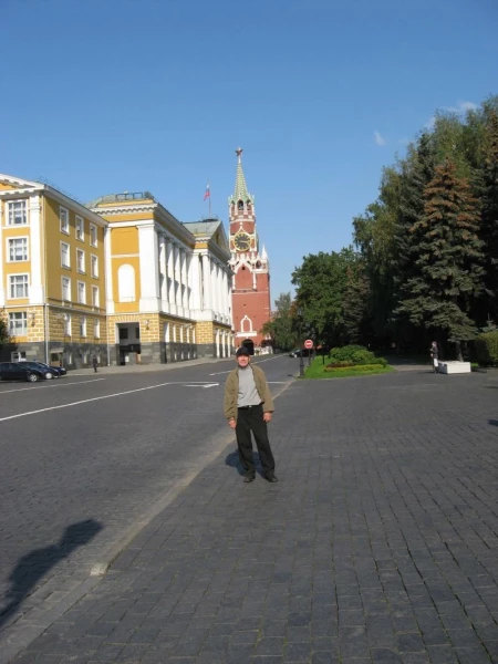 На заднем плане Спасская башня (Фроловская)