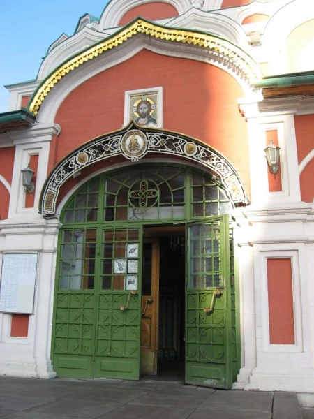 Вход в Казанский собор.