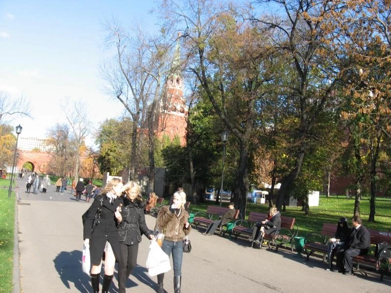 В Александровском саду.