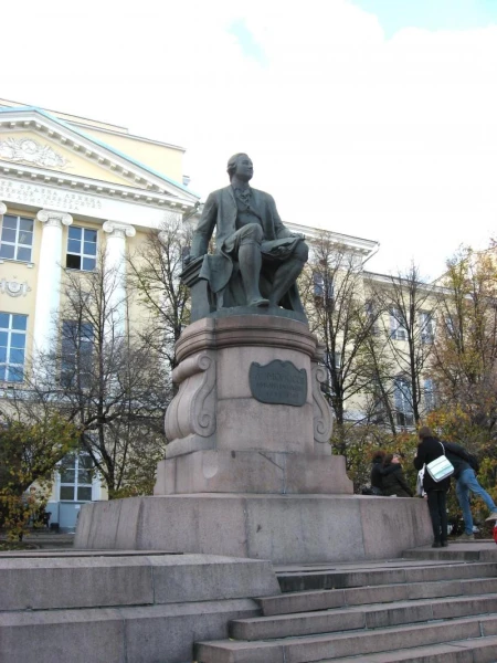 Памятник М.В.Ломоносову у здания Университета на Манежной площади.