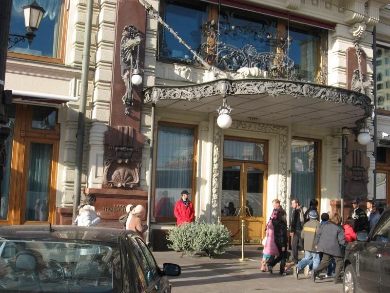 Парадный вход в отель
