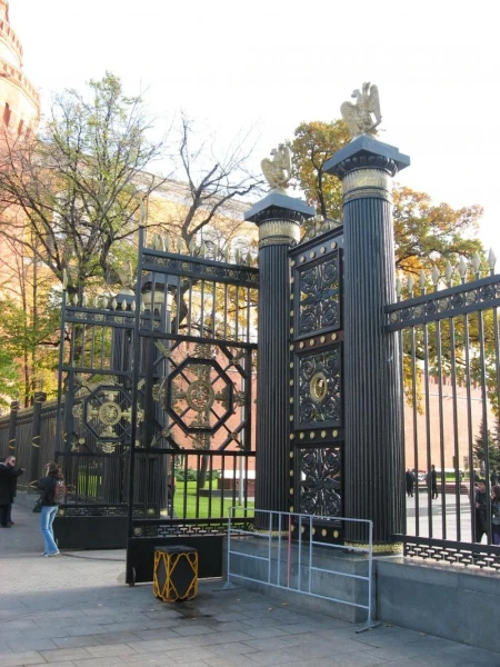 Вход в Александровский сад.