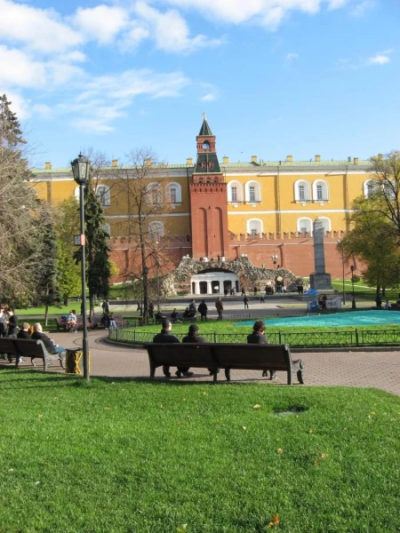 В Александровском саду.