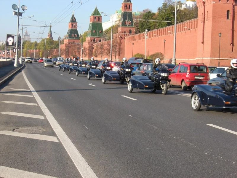 Почетный экскорт... (возвращается в гараж)