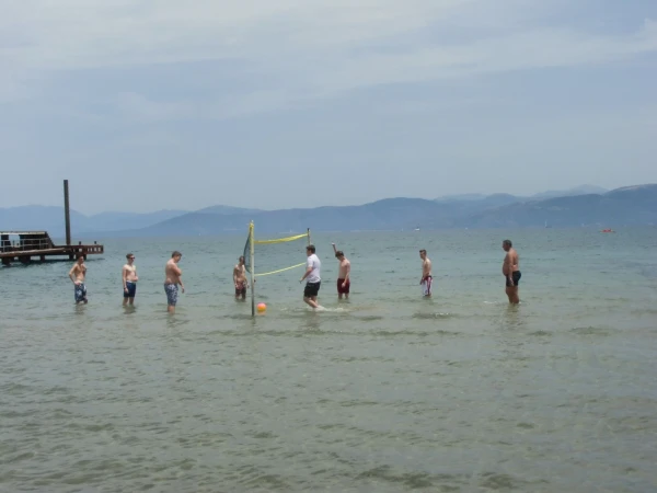 Пляжный волейбол в воде