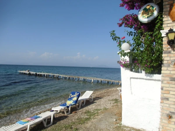 Пляж Букари, состоит из мелкой гальки, вход в море состоит из более крупных камней