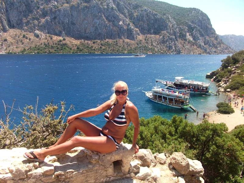 Остров Камелия - плаваем.загораем,здесь острые камни в воде