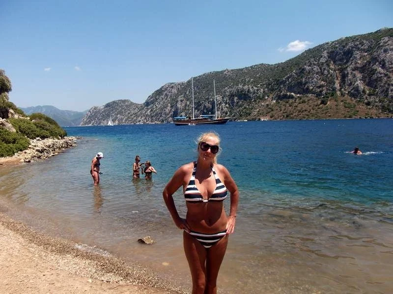 остров Камелия,собираюсь купаться,в воде острые камни:)