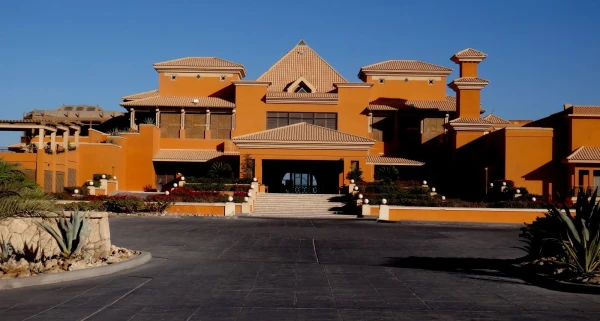 Главный вход в отель La Residence des Cascades