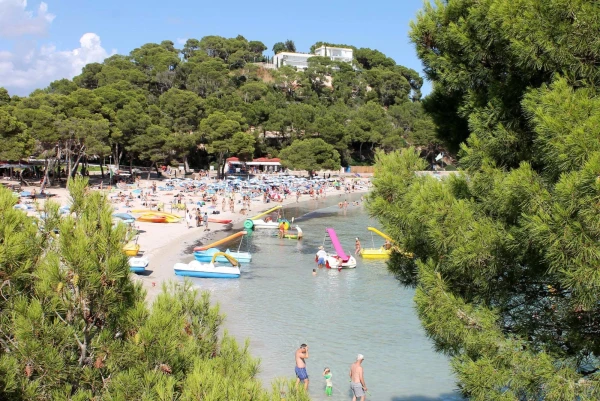 пляж в Cala Galdana в разгар дня