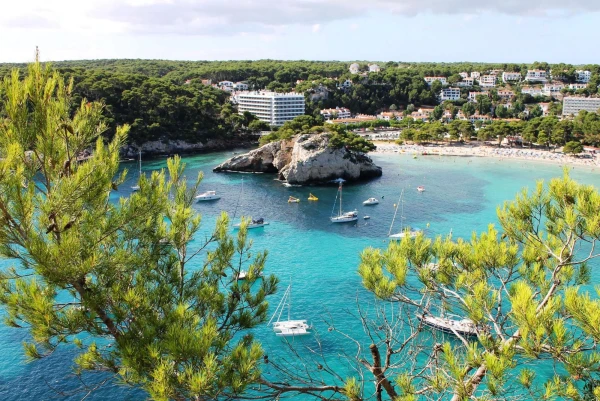 самые популярные пляжи о.Менорка в Cala Galdana