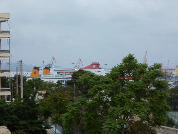 Вид на гвань и на круизные корабли от Археологического музея