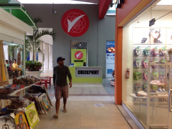 Так выглядят стойки, на которых ставят печати в ТЦ  San Juan 