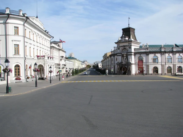 Площадь 1 мая и Кремлевская улица