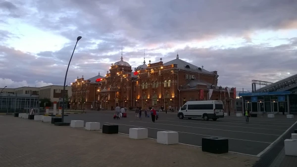 Вокзал вечером