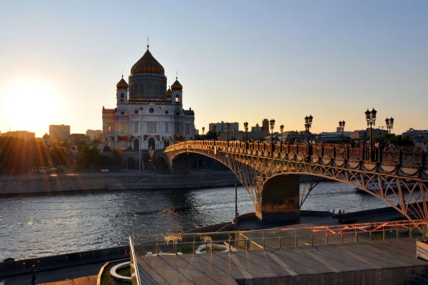 Патриарший мост. Храм Христа Спасителя