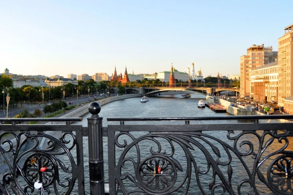 Патриарший мост. Вид на Кремль