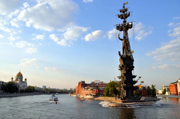 Крымская набережная. Памятник Петру I