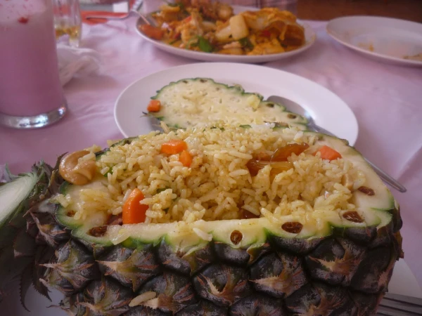 фирменное блюдо-рис с курицей в ананасе