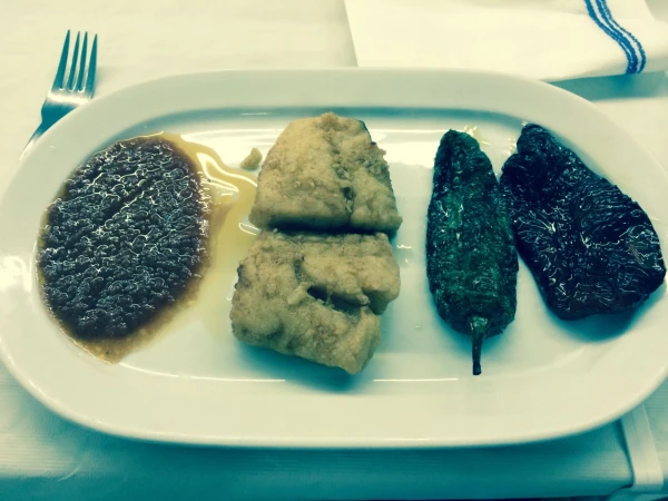 Треска с соусом и запеченными перцами