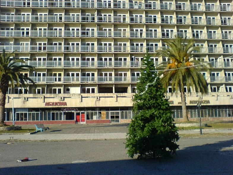 Гостиница Абхазия, Гагра площадь, Новогодняя елка