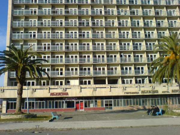 Гостиница Абхазия, Гагра площадь