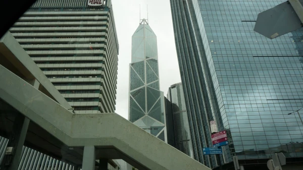 В центре, Cheung Kong Center - 290-метровый параллелепипид
