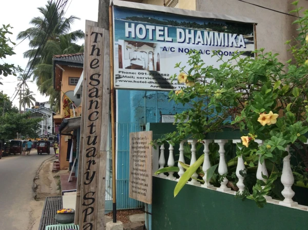 Dhammika Hotel в Унаватуне