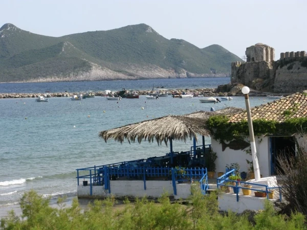 Таверна в месони, буквально на воде.