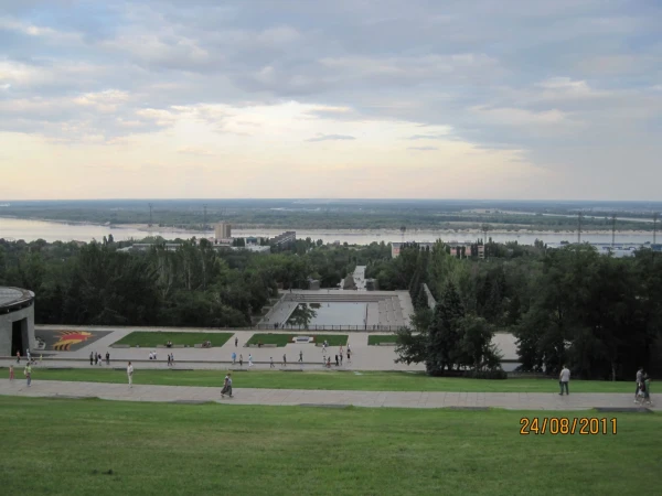 Вид с Мамаева кургана на отель