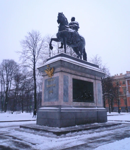 Памятник Петру I перед главным фасадом Инженерного замка