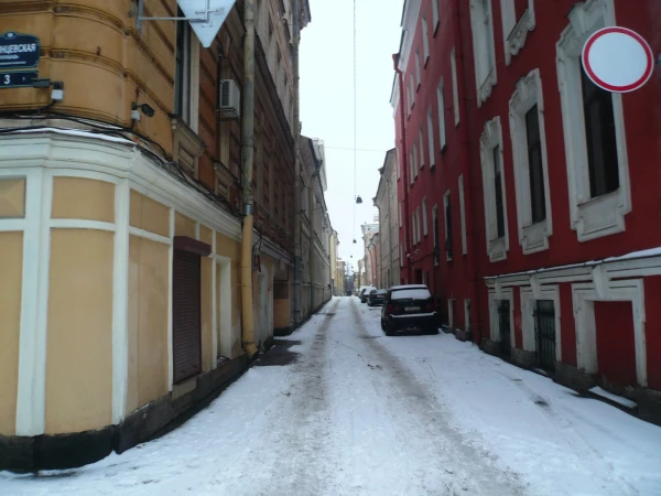 самая узкая улица Спб - ул. Репина - ширина всего 5,6 м